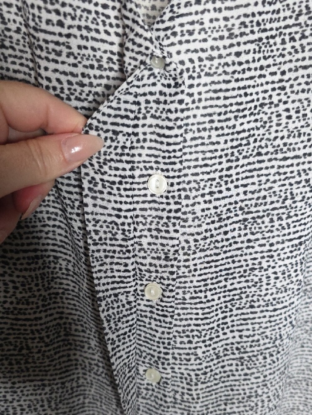 H&M Black White Patterned V-Neck Button Down Blouse 3/4 Sleeve Size 2 Workwear - Picture 6 of 10